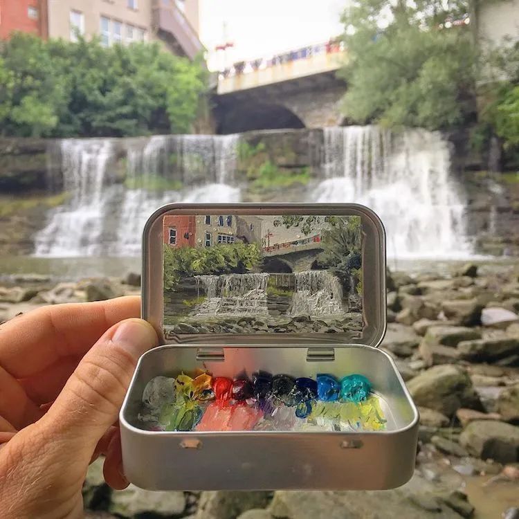 他是行走的照相机,一个比手掌还小的画板,画出超写实的风景
