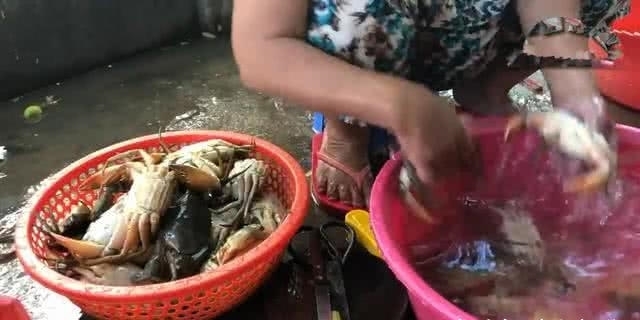 卖螃蟹的奶奶火到国外,看到她卖的螃蟹,她不红谁红?