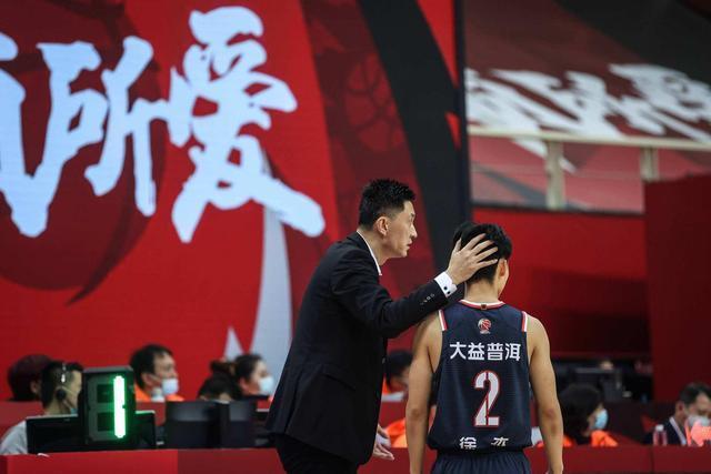 徐杰|徐杰飞奔5米救球,为什么被杜锋劈头盖脸训斥?这就是严师出高徒