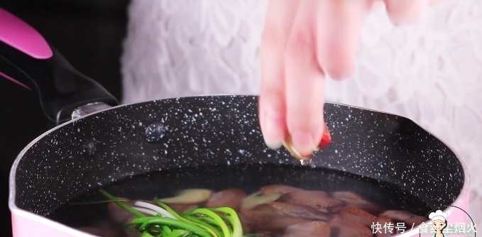 花甲|教你一个炒花甲的家常做法,锅里加点它又香又下饭,上桌就抢光了