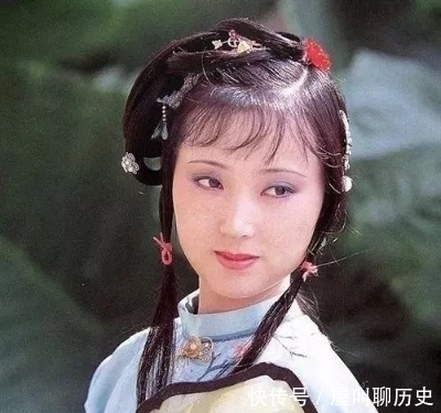 黛玉&袭人端来一碗茶,宝钗半杯漱口,剩下半杯黛玉饮尽,里头奥妙太多