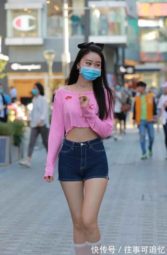 牛仔短裤 初秋,粉色短款长袖衫,搭配蓝牛仔短裤既清凉又时尚,清新又减龄!