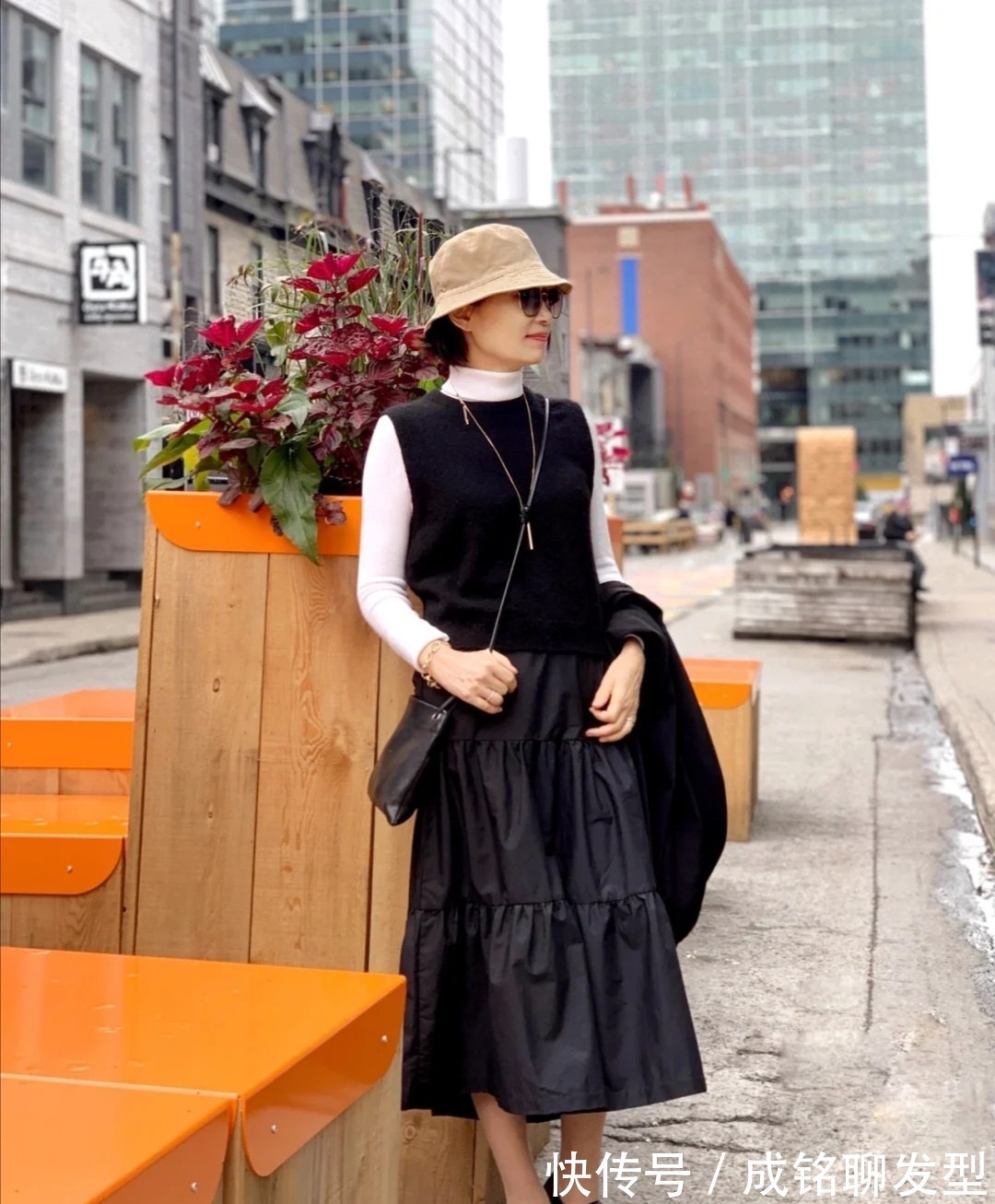 小马甲|五十多岁的女人穿衣别太花,记好三个穿衣技巧,没有高颜值也优雅