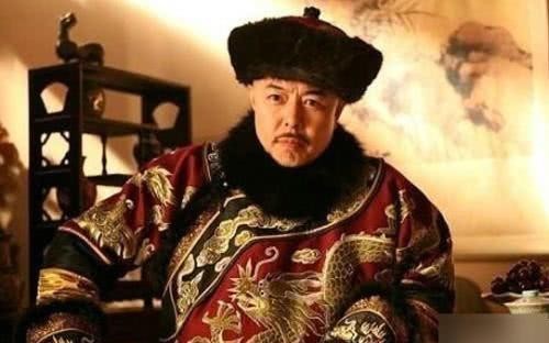 点醒|乾隆传位给嘉庆皇帝,抓着玉玺不松手,刘罗锅说一句话点醒他,立刻松手!