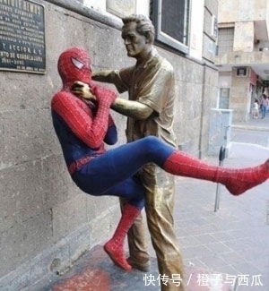 雕塑#如何与雕塑合影才能让人过目不忘?最厉害的还是咱中国人的创意