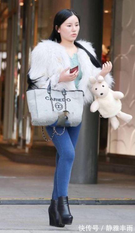 气质|街拍:蓝色无袖连衣裙,小姐姐长发飘飘,气质不凡