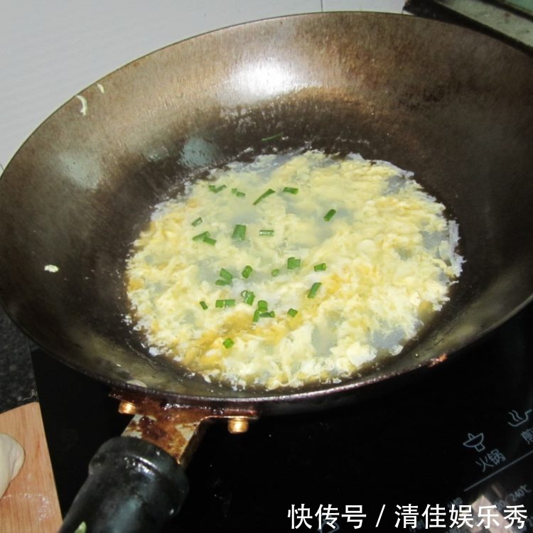 饺子|吃剩的饺子别乱扔,周末制成简易版早餐,15分钟做好,鲜香嫩滑!