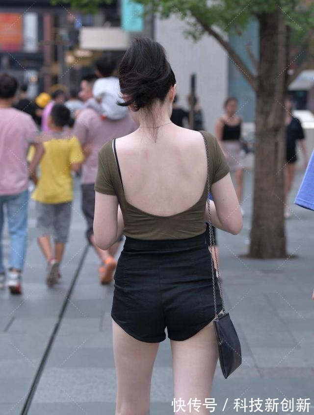 小姐姐 选择对的黑色短裤不仅可以展现休闲范儿,小姐姐马上变好看!