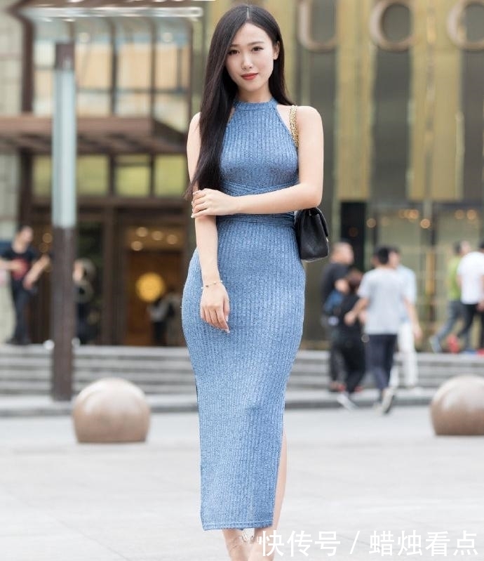 街拍: 连衣裙穿出好身材, 会让人无法移开眼光!