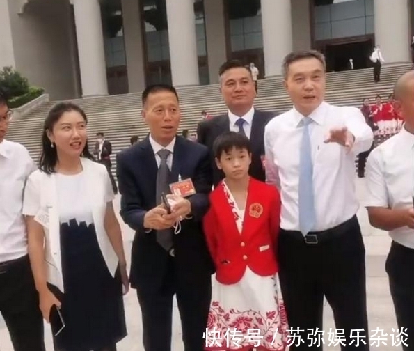 红姐|全红婵出场被领导拦住，红姐一脸紧张不敢动，紧拉身后师哥手不松