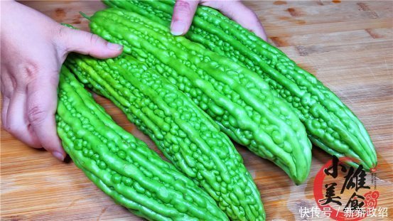 夏天要多吃苦瓜,大厨教你新吃法,不炒不凉拌,一次一大盘都不够
