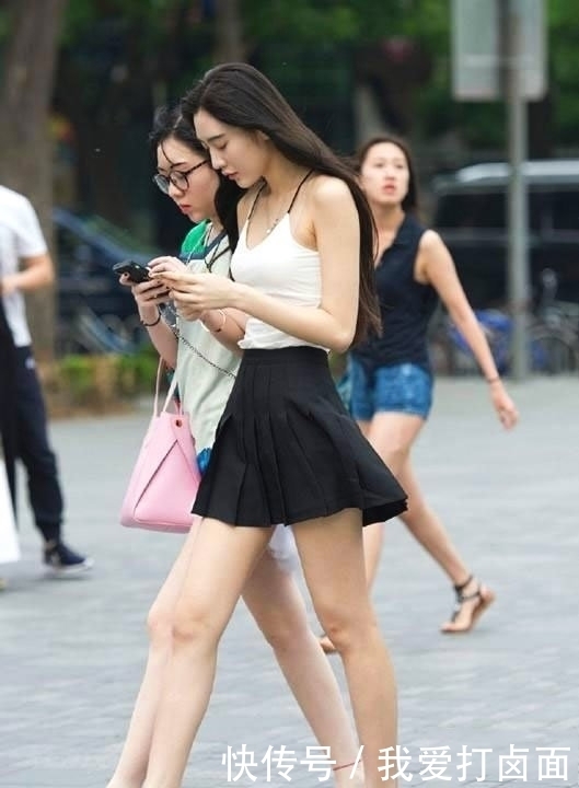 街拍:美女穿连衣裙上街,时尚漂亮!美到没朋友!