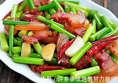 炒蒜苔时,切好了别直接炒!30年大厨教你一招,蒜苔青翠还入味儿
