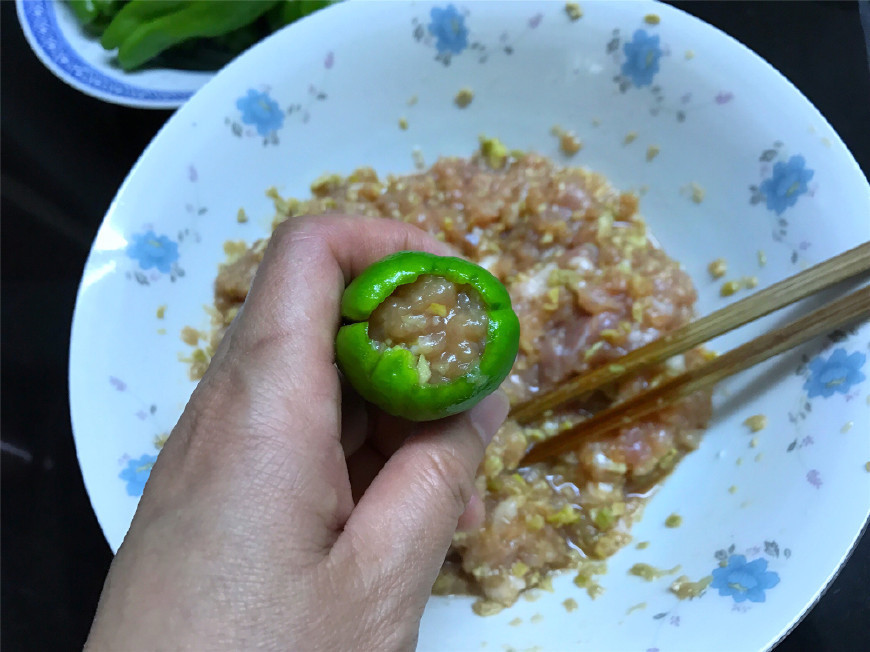 鲜美|青椒别再炒肉丝了,换个做法,咬一口,香辣鲜美,米饭都多吃一碗