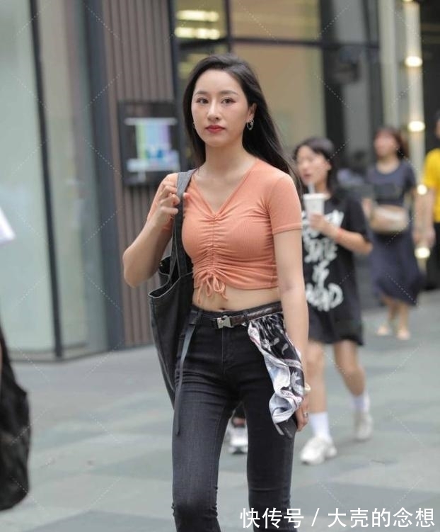 喇叭裤 V领露脐T恤搭配牛仔喇叭裤,时尚大气惹人爱,御姐范十足!