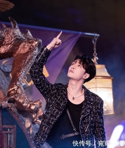 张艺兴参加MBA面试，高中学历引发争议。网友：佩服！