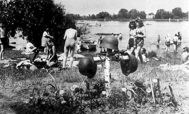 历史|历史上那些让你过目难忘的图片，猜猜图3女性跪着干啥？图5正在打啵……