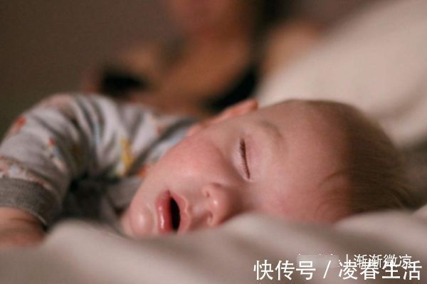 团子爸|宝宝“夜醒”后不愿再睡,不哭不闹却愁坏父母,只能陪玩到天亮吗