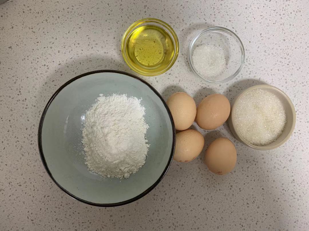 这蛋糕比肉松面包还好吃,奶香浓郁,细腻香软,咬一口还爆浆