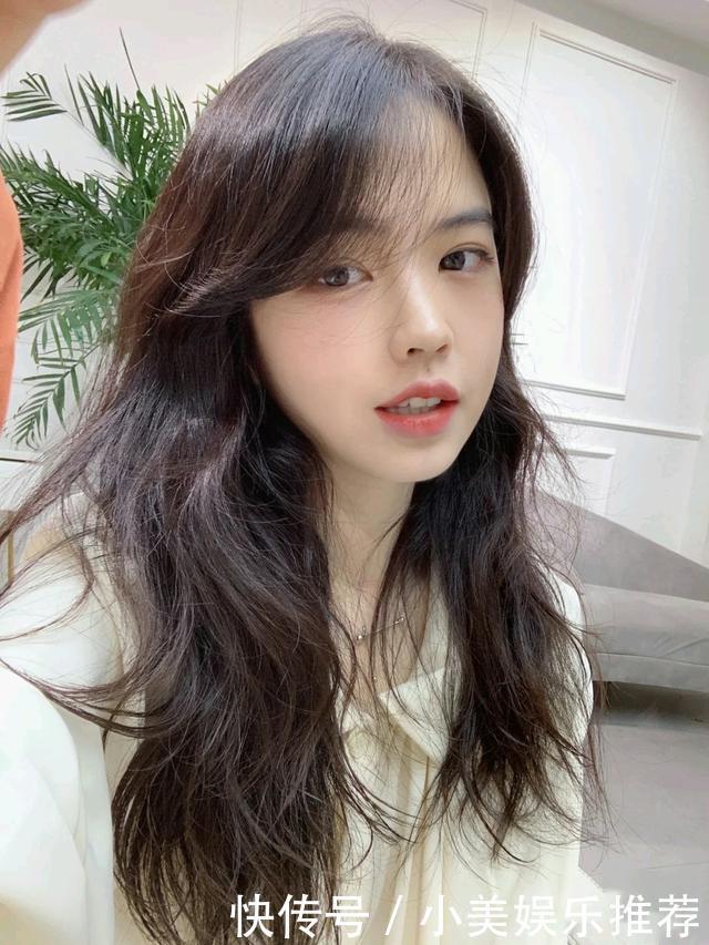 秋冬和“卷发”更配，不仅有女人味，还很显脸小