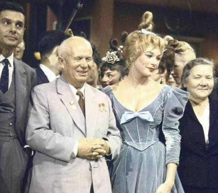 苏联|赫鲁晓夫到底有多怕斯大林他曾吹捧斯大林是自己的“生身父亲”