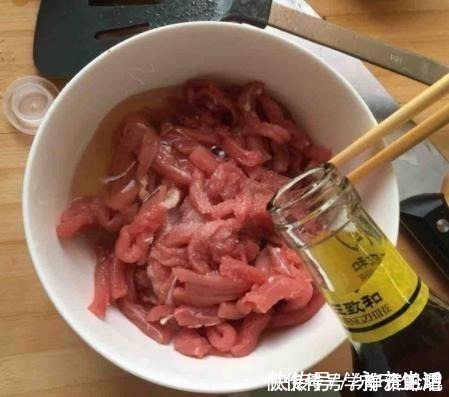 食用盐|炒肉时，别只会用淀粉腌制，牢记这3点，肉质鲜嫩入味不粘锅！