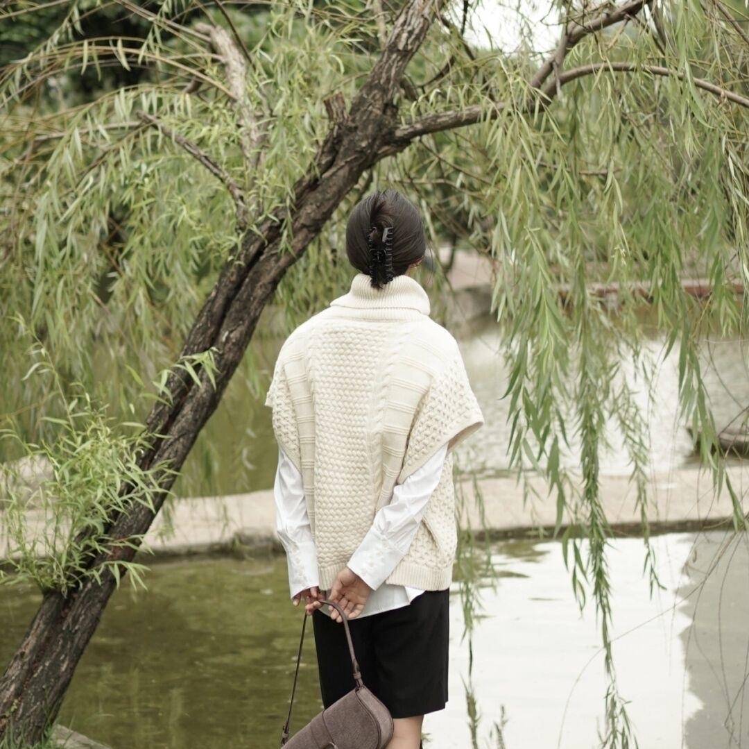 半身裙 30+女性如何摆脱土气感?针织衫搭配半身裙,高级时髦又减龄