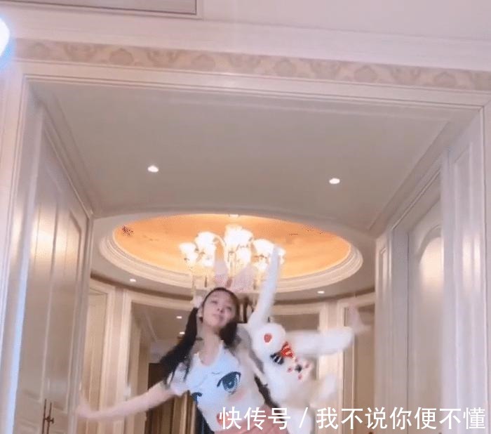 小姐姐|“大兔子”带着“小兔子”跳舞,可爱