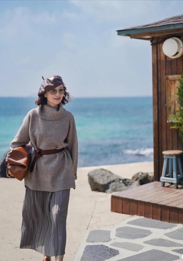 讲真！穿优衣库就服这些50+女性，她们的早春穿搭，时髦高级