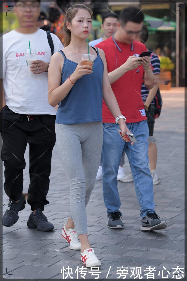 蓝色宽松上衣搭配灰色莫代尔小脚裤,青春靓丽,活力满满