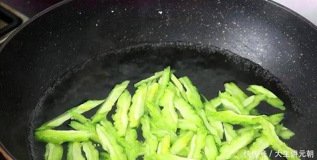 苦瓜里打入3个鸡蛋,我家一周吃6次,就连挑食的孩子也爱吃