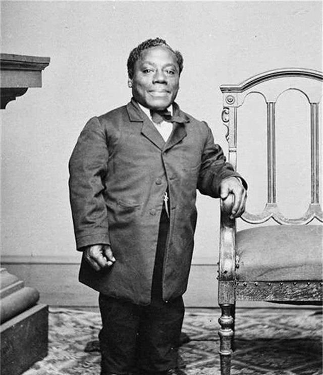 身高|雷纳尔:前半生是1米22的侏儒,后半生是2米16的巨人,他经历了啥