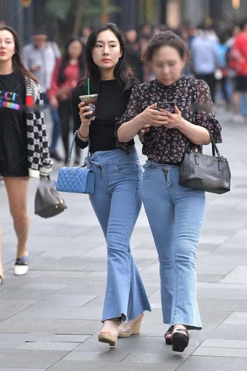 上衣|一字领黑色上衣搭配蓝色微喇叭裤,再配上坡跟凉鞋,大气又温柔