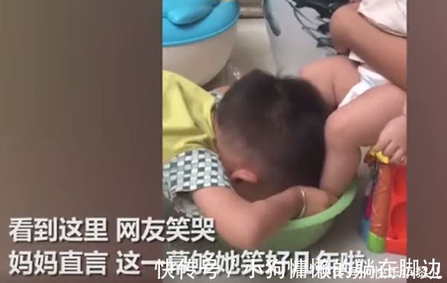 孩子|“暖心”哥哥火了,给妹妹洗脚时突然扎进盆里,满屏都是榴莲味