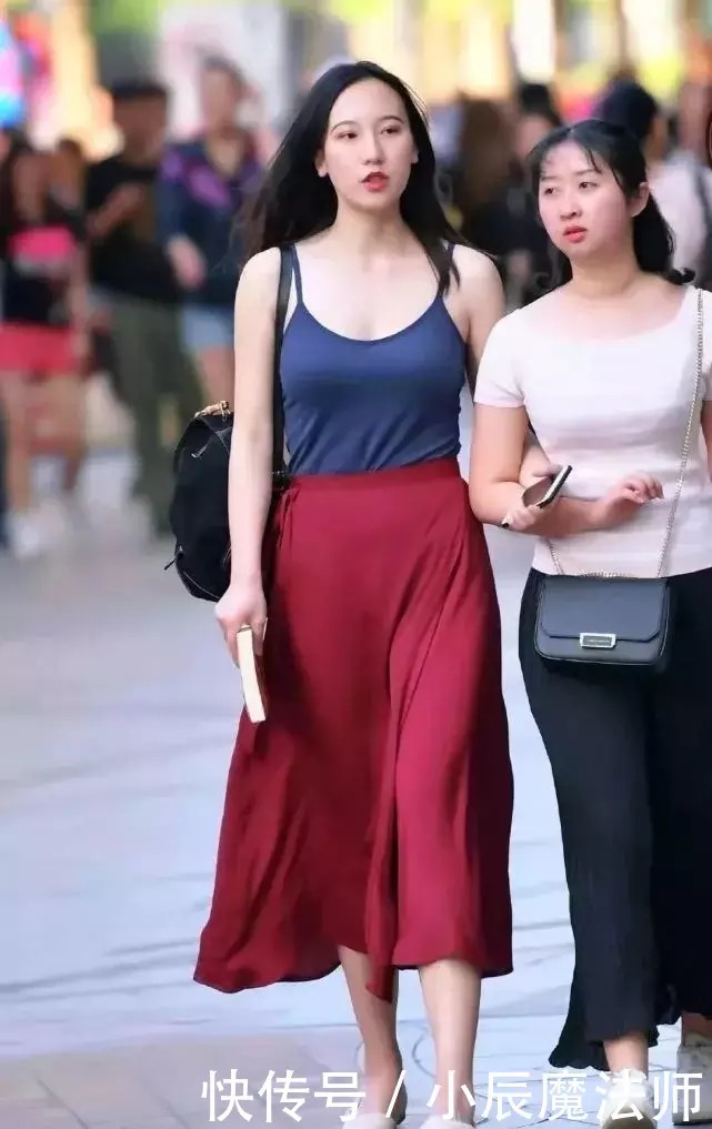 穿着|美女穿搭:女神和闺蜜一起出行,穿着简约时尚魅力,依旧美得很出众