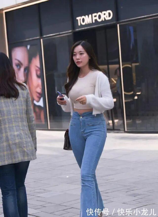 身材 牛仔打底裤搭配白色上衣,显瘦好看,显得身材比例不协调