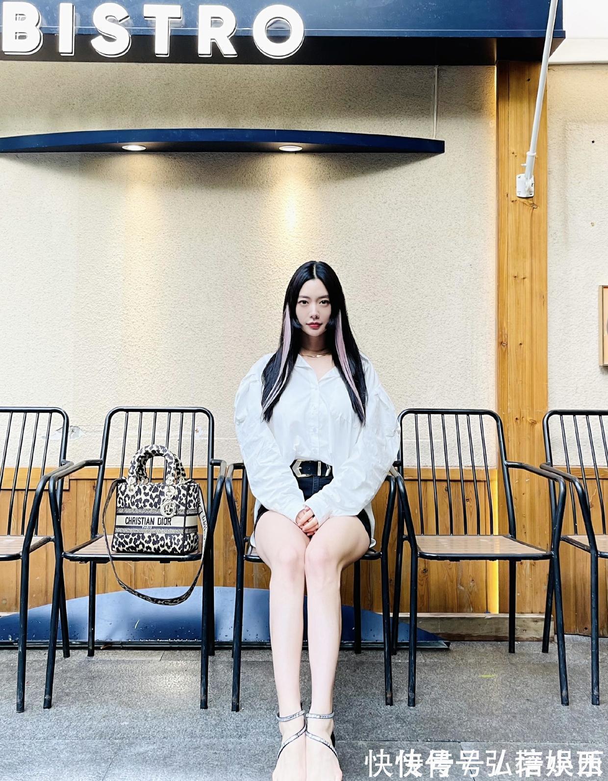 亚洲 克拉拉真是“亚洲第一美女”,连土味白色紧身裙,都穿出了高级感