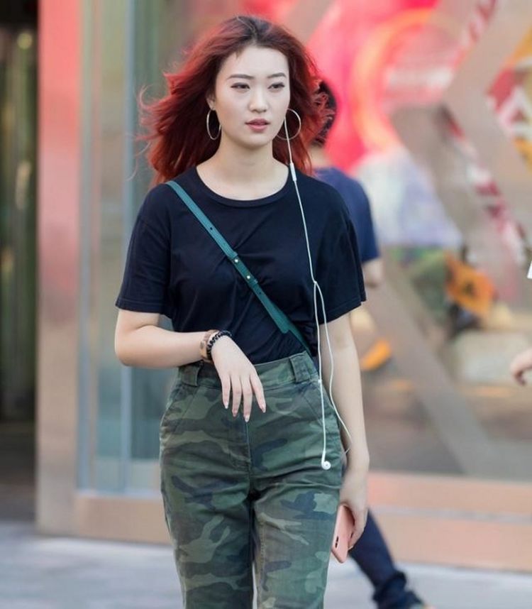 小姐姐|路人街拍,搭配黑色真丝吊带衫,休闲中带优雅更时尚