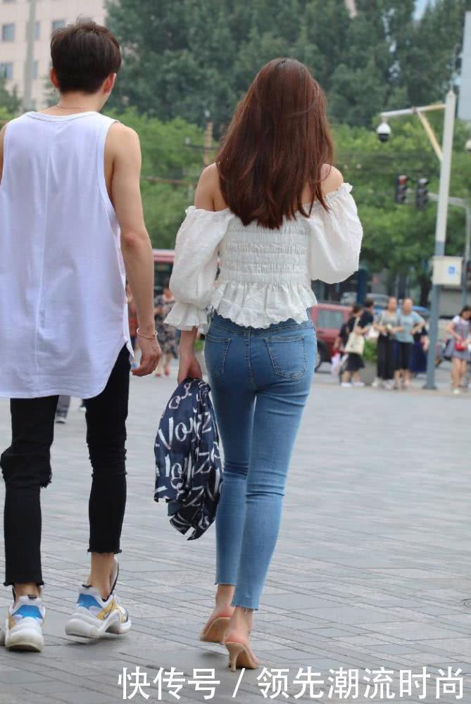 街拍美女：有了牛仔裤的陪伴，让小姐姐轻松拥有时尚美感