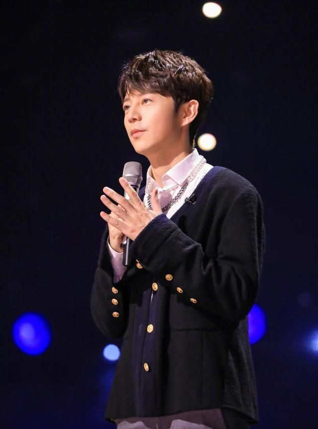 主持一哥何炅另一身份被扒!开辟“商业帝国”,还被诬陷拖欠工资