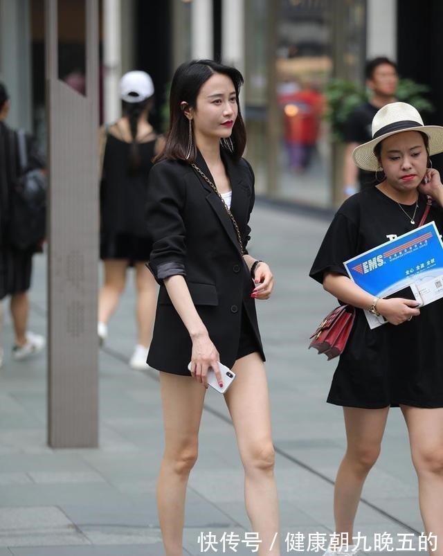 白色上衣 花色打底裤搭配时尚白色上衣，更加简洁大方，显示出女性优雅！