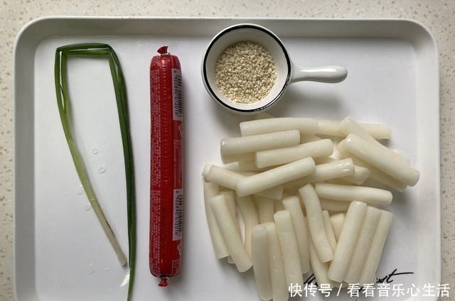 八月孩子迷上了这早餐,简单炒一炒就出锅,软糯Q弹,香辣过瘾