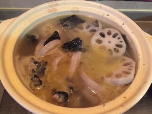 春季进补，多给家人喝这汤，简单炖一炖，补血养血，脸色红润透亮