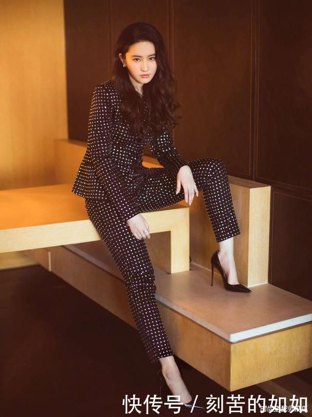 最近火了一种裤子,叫“烟管裤”,显瘦时髦还很百搭,谁穿谁好看