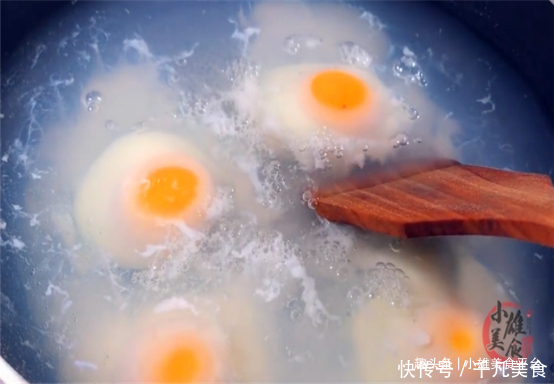 煮荷包蛋时,直接下锅是就错了,奶奶教我一招,鸡蛋圆润不散花