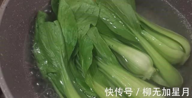 腌酸菜,别直接用盐腌,牢记3点,酸菜又酸又脆,味道正宗不易烂!