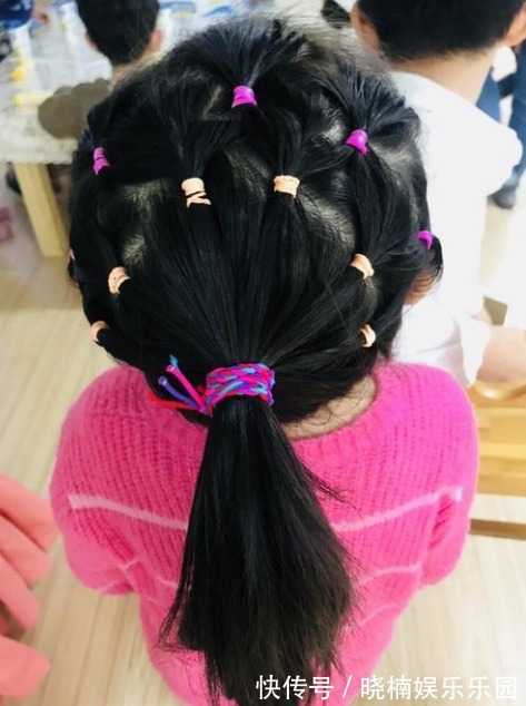 孩子|幼儿园老师给孩子扎头发,宝妈看后心疼不已,老师:要么直接剪短