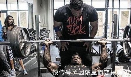 训练|做俯卧撑练胸与用杠铃卧推练胸相比，这3点告诉你肌肉差距有多大