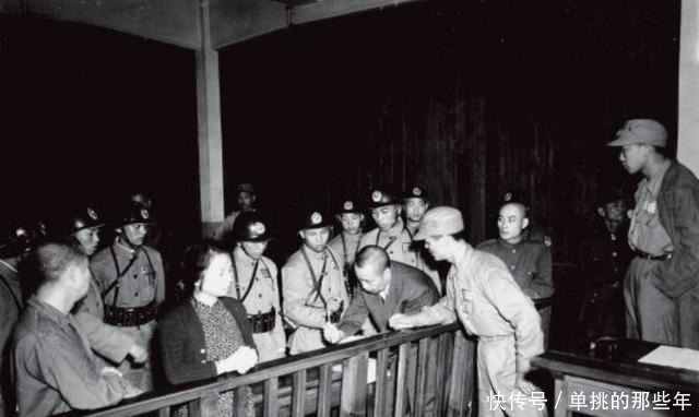 出卖|她因叛徒出卖被捕，难忍酷刑用这种方式自尽，敌人都看傻了