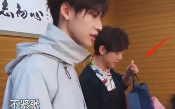 何炅收礼事件持续发酵,收粉丝见面礼画面曝光,盯紧礼物动作娴熟